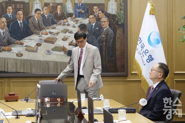 이창용 한국은행 총재가 10일 오전 서울 중구 한국은행에서 열린 금융통화위원회 통화정책방향 결정회의에 참석하고 있다. /최대성 기자 dpdaesung@sporbiz.co.kr 2025.07.10.(공동취재)