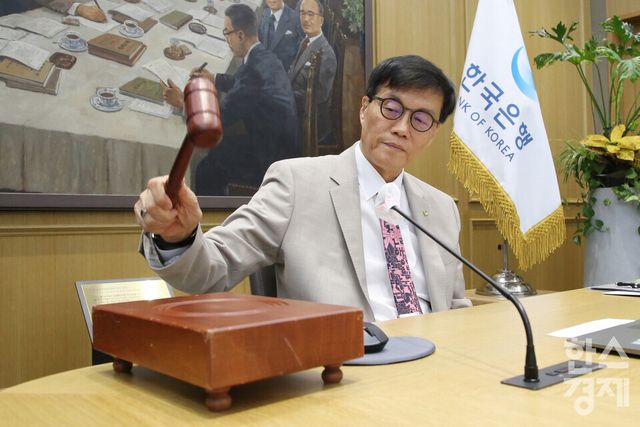 이창용 한국은행 총재가 10일 오전 서울 중구 한국은행에서 열린 금융통화위원회 통화정책방향 결정회의에서 의사봉을 두드리고 있다. /최대성 기자 dpdaesung@sporbiz.co.kr 2025.07.10.(공동취재)