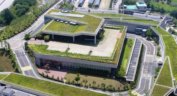 네이버 '각'. 네이버는 춘천과 세종에 ‘각(閣)’ 데이터센터를 구축해 자연 냉각을 적극적으로 활용하고 있다. 각 춘천은 연중 기온이 수도권보다 2도 가량 낮은 춘천의 자연 바람을 이용해 서버 온도를 낮춘다. 각 세종'은 주변 부용산에서 불어오는 바람을 이용해 열을 식힌다./네이버