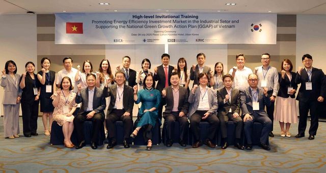에너지공단이 진행하는 베트남 에너지효율 분야 고위급 초청연수 입교식에서 참석자들이 기념촬영을 하고 있다./한국에너지공단 제공