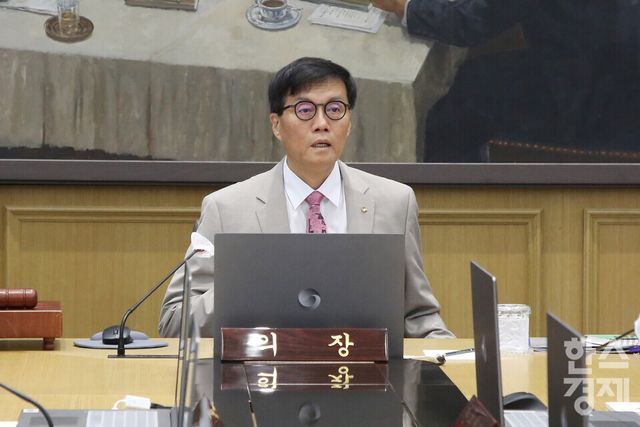 이창용 한국은행 총재가 10일 오전 서울 중구 한국은행에서 열린 금융통화위원회 통화정책방향 결정회의를 주재하고 있다. /최대성 기자 dpdaesung@sporbiz.co.kr 2025.07.10.(공동취재)