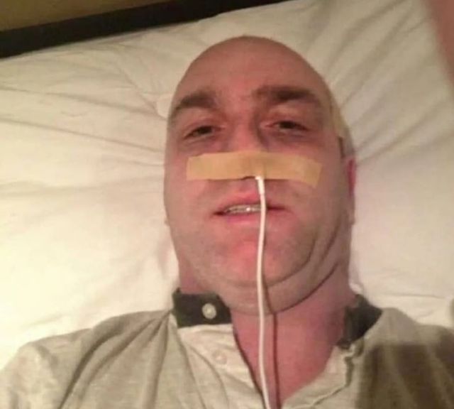 데니스 조셉 케리가 코에 충전기를 꽂은 사진. /더 선