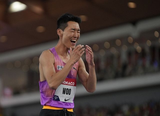 우상혁이 모나코 다이아몬드리그에서 바를 넘은 뒤 기뻐하고 있다. /연합뉴스