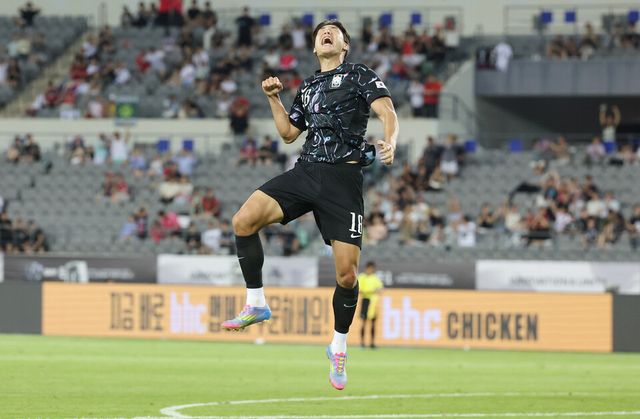 11일 용인 미르스타디움에서 열린 2025년 동아시아축구연맹(EAFF) E-1 챔피언십(동아시안컵) 남자부 2차전 한국과 홍콩의 경기. 한국 이호재가 골을 넣고 기뻐하고 있다. /연합뉴스