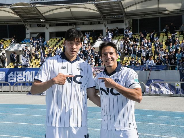 최근 4경기 4골을 합작 중인 서울 이랜드 공격수 정재민(왼쪽)과 에울레르. /서울 이랜드 제공