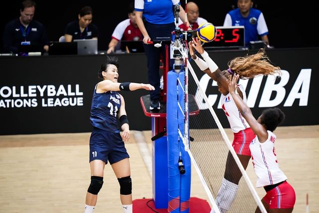 문지윤(왼쪽)이 프랑스의 블로킹을 공략하고 있다. /VNL 홈페이지