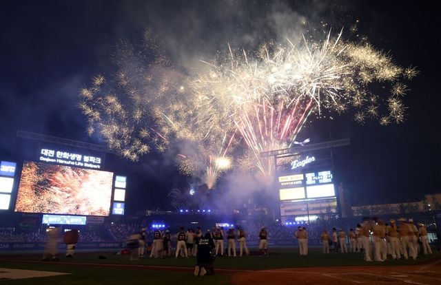 올스타전 직후 대전 한화생명볼파크에서 폭죽이 터지고 있다. /연합뉴스