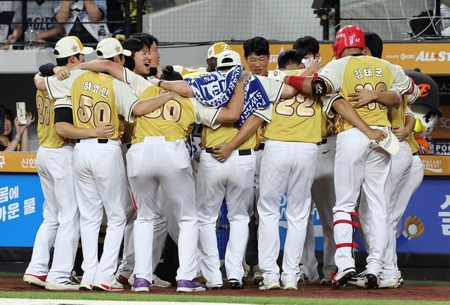 나눔 올스타 선수들이 8회 김태군의 1점 홈런 직후 함께 모여 기뻐하고 있다. /연합뉴스