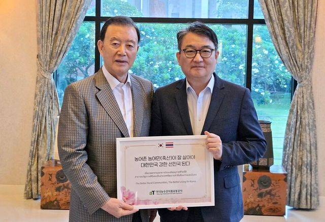 홍문표 aT 사장(왼쪽)이 박용민 주태국 대한민국 대사와 기념촬영을 하고 있다. /사진=aT