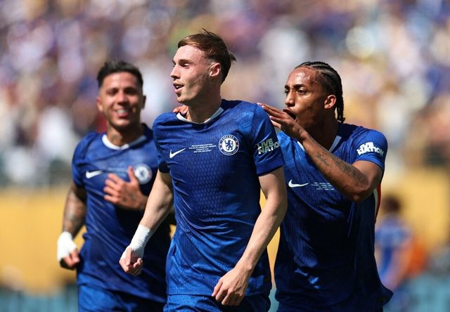 콜 파머(가운데)가 팀의 두 번째 골을 넣은 뒤 동료들과 기뻐하고 있다. /연합뉴스