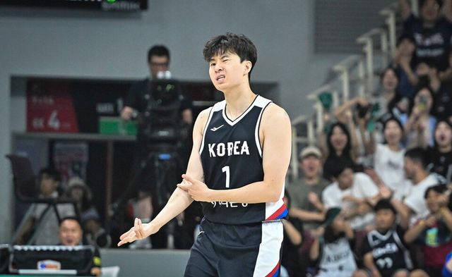 이현중이 13일 한일전 득점 직후 세리머니하고 있다. /대한민국농구협회 제공