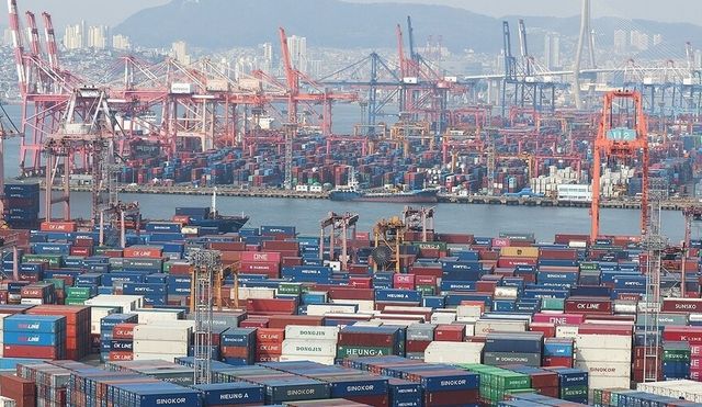 부산항 북항 컨테이너 터미널에 쌓여 있는 수출입 화물./연합뉴스 