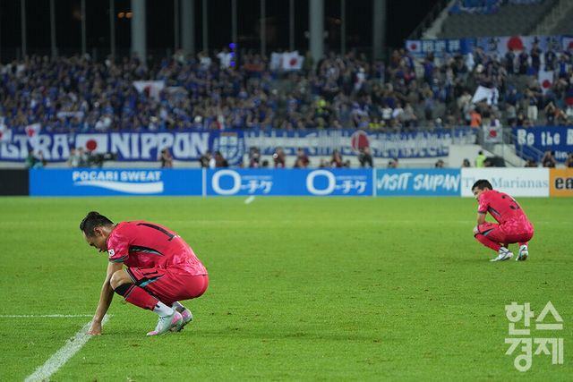 한국 축구 대표팀 선수들이 15일 오후 경기도 용인미르스타디움에서 열린 2025 동아시아축구연맹(EAFF) E-1 풋볼 챔피언십 일본과의 경기서 0-1로 패배가 확정되자 아쉬워하고 있다. /용인=최대성 기자&nbsp;