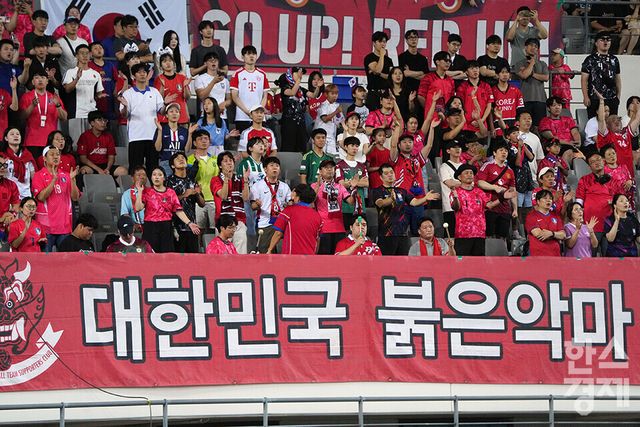 대한민국 붉은악마 서포터가 15일 오후 경기도 용인미르스타디움에서 열린 2025 동아시아축구연맹(EAFF) E-1 풋볼 챔피언십 일본과의 경기서 응원을 펼치고 있다. /용인=최대성 기자 dpdaesung@sporbiz.co.kr 2025.07.15.
