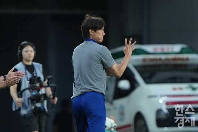 홍명보 대한민국 남자 축구대표팀 감독이 15일 오후 경기도 용인미르스타디움에서 열린 2025 동아시아축구연맹(EAFF) E-1 풋볼 챔피언십 일본과의 경기서 선수들에게 지시를 내리고 있다. /용인=최대성 기자 dpdaesung@sporbiz.co.kr 2025.07.15.