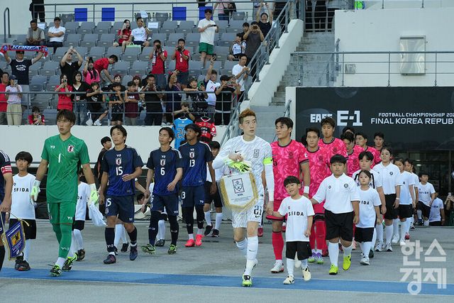 대한민국 남자 축구대표팀 선수들이 15일 오후 경기도 용인미르스타디움에서 열린 2025 동아시아축구연맹(EAFF) E-1 풋볼 챔피언십 일본과의 경기를 위해 입장하고 있다. /용인=최대성 기자 dpdaesung@sporbiz.co.kr 2025.07.15.