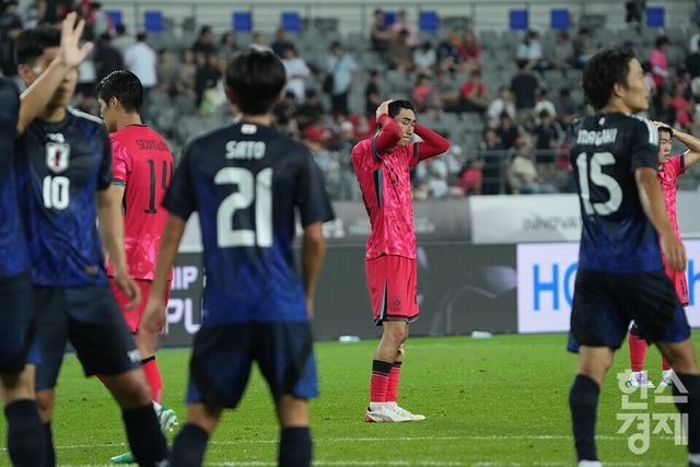 대한민국 선수들이 15일 오후 경기도 용인미르스타디움에서 열린 2025 동아시아축구연맹(EAFF) E-1 풋볼 챔피언십 일본과의 경기서 0-1로 패배가 확정되자 아쉬워하고 있다. /용인=최대성 기자 dpdaesung@sporbiz.co.kr 2025.07.15.