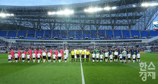 대한민국 남자 축구대표팀 선수들이 15일 오후 경기도 용인미르스타디움에서 열린 2025 동아시아축구연맹(EAFF) E-1 풋볼 챔피언십 일본과의 경기서 도열해 있다. /용인=최대성 기자 dpdaesung@sporbiz.co.kr 2025.07.15.