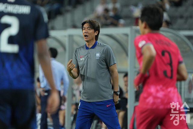 홍명보 대한민국 남자 축구대표팀 감독이 15일 오후 경기도 용인미르스타디움에서 열린 2025 동아시아축구연맹(EAFF) E-1 풋볼 챔피언십 일본과의 경기서 선수들을 독려하고 있다. /용인=최대성 기자 dpdaesung@sporbiz.co.kr 2025.07.15.