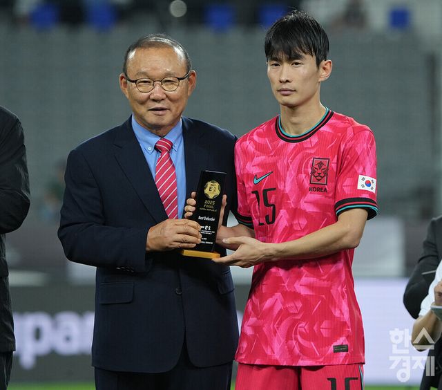 대한민국 김문환이 15일 오후 경기도 용인미르스타디움에서 열린 2025 동아시아축구연맹(EAFF) E-1 풋볼 챔피언십서 베스트 디팬더 상을 수상한 후 기념촬영을 하고 있다. /용인=최대성 기자 dpdaesung@sporbiz.co.kr 2025.07.15.