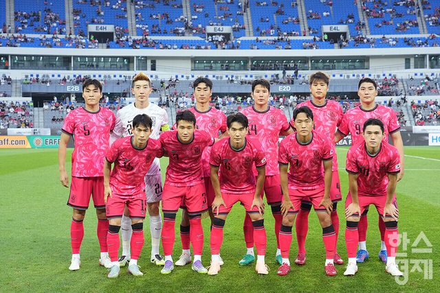 대한민국 남자 축구대표팀 선수들이 15일 오후 경기도 용인미르스타디움에서 열린 2025 동아시아축구연맹(EAFF) E-1 풋볼 챔피언십 일본과의 경기서 기념촬영을 하고 있다. /용인=최대성 기자 dpdaesung@sporbiz.co.kr 2025.07.15.