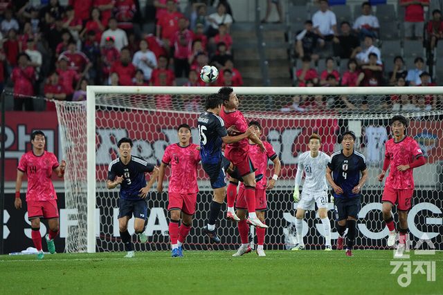 대한민국 선수들이 15일 오후 경기도 용인미르스타디움에서 열린 2025 동아시아축구연맹(EAFF) E-1 풋볼 챔피언십 일본과 경기를 치르고 있다. /용인=최대성 기자 dpdaesung@sporbiz.co.kr 2025.07.15.