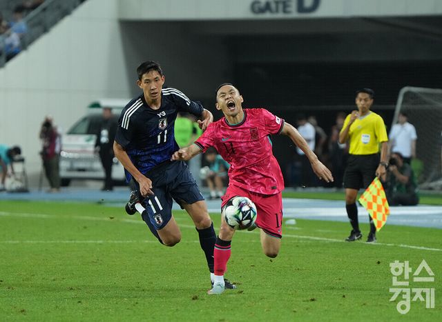 대한민국 문선민이 15일 오후 경기도 용인미르스타디움에서 열린 2025 동아시아축구연맹(EAFF) E-1 풋볼 챔피언십 일본과의 경기서 태클에 넘어지고 있다. /용인=최대성 기자 dpdaesung@sporbiz.co.kr 2025.07.15.