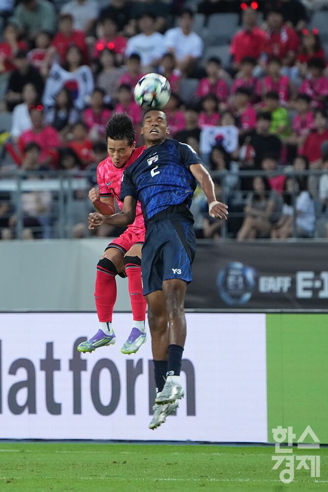 대한민국 이태석이 15일 오후 경기도 용인미르스타디움에서 열린 2025 동아시아축구연맹(EAFF) E-1 풋볼 챔피언십 일본과의 경기서공중볼 경합을 벌이고 있다. /용인=최대성 기자 dpdaesung@sporbiz.co.kr 2025.07.15.