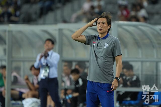 홍명보 대한민국 남자 축구대표팀 감독이 15일 오후 경기도 용인미르스타디움에서 열린 2025 동아시아축구연맹(EAFF) E-1 풋볼 챔피언십 일본과의 경기서 선수들을 주시하고 있다. /용인=최대성 기자 dpdaesung@sporbiz.co.kr 2025.07.15.