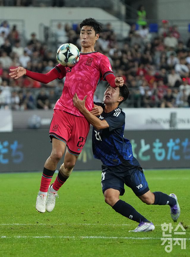 대한민국 서민우가 15일 오후 경기도 용인미르스타디움에서 열린 2025 동아시아축구연맹(EAFF) E-1 풋볼 챔피언십 일본과의 경기서 가슴 트래핑을 하고 있다. /용인=최대성 기자 dpdaesung@sporbiz.co.kr 2025.07.15.