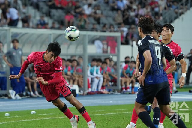 대한민국 서민우가 15일 오후 경기도 용인미르스타디움에서 열린 2025 동아시아축구연맹(EAFF) E-1 풋볼 챔피언십 일본과의 경기서 헤딩 패스를 하고 있다. /용인=최대성 기자 dpdaesung@sporbiz.co.kr 2025.07.15.