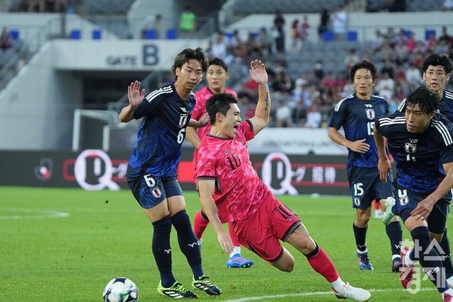 대한민국 이동경이 15일 오후 경기도 용인미르스타디움에서 열린 2025 동아시아축구연맹(EAFF) E-1 풋볼 챔피언십 일본과의 경기서 드리블 돌파를 하다 넘어지고 있다. /용인=최대성 기자 dpdaesung@sporbiz.co.kr 2025.07.15.
