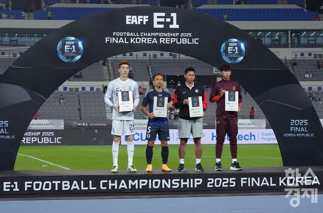 2025 동아시아축구연맹(EAFF) E-1 챔피언십(동아시안컵)에서 우승을 차지한 후 시상대에 오른 나가토모 유토(5번). /용인=최대성 기자