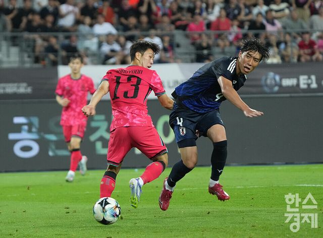 대한민국 강상윤이 15일 오후 경기도 용인미르스타디움에서 열린 2025 동아시아축구연맹(EAFF) E-1 풋볼 챔피언십 일본과의 경기서 패스를 받아내지 못하고 있다. /용인=최대성 기자 dpdaesung@sporbiz.co.kr 2025.07.15.