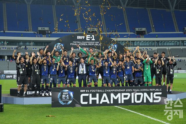 일본 남자 축구대표팀 선수들이 15일 오후 경기도 용인미르스타디움에서 열린 2025 동아시아축구연맹(EAFF) E-1 풋볼 챔피언십서 우승한 후 트로피를 들고 기뻐하고 있다. /용인=최대성 기자 dpdaesung@sporbiz.co.kr 2025.07.15.