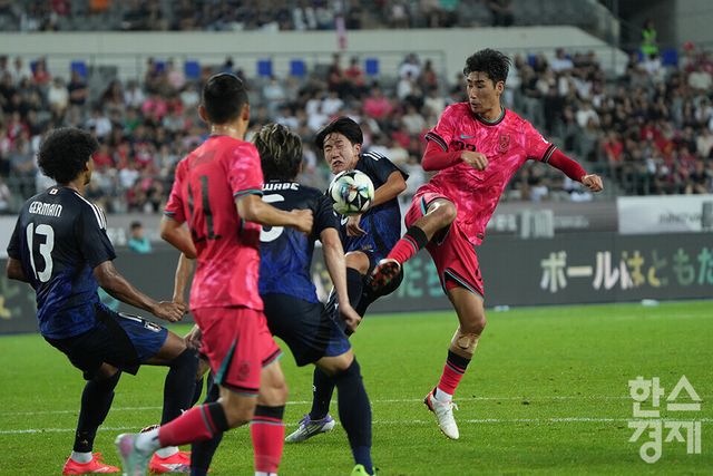 대한민국 서민우가 15일 오후 경기도 용인미르스타디움에서 열린 2025 동아시아축구연맹(EAFF) E-1 풋볼 챔피언십 일본과의 경기서 볼경합을 벌이고 있다. /용인=최대성 기자 dpdaesung@sporbiz.co.kr 2025.07.15.