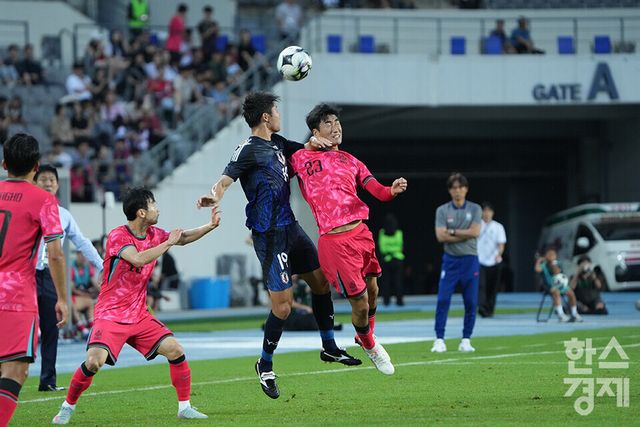 대한민국 서민우가 15일 오후 경기도 용인미르스타디움에서 열린 2025 동아시아축구연맹(EAFF) E-1 풋볼 챔피언십 일본과의 경기서공중볼 경합을 벌이고 있다. /용인=최대성 기자 dpdaesung@sporbiz.co.kr 2025.07.15.