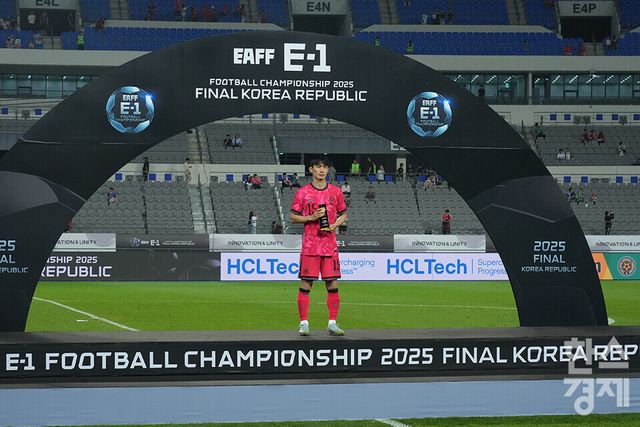 대한민국 김문환이 15일 오후 경기도 용인미르스타디움에서 열린 2025 동아시아축구연맹(EAFF) E-1 풋볼 챔피언십서 베스트 디팬더 상을 수상한 후 기념촬영을 하고 있다. /용인=최대성 기자 dpdaesung@sporbiz.co.kr 2025.07.15.