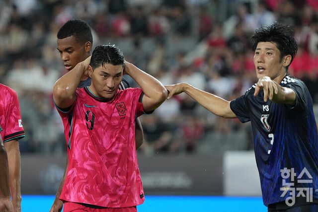 한국 축구 대표팀 공격수 주민규가 15일 오후 경기도 용인미르스타디움에서 열린 2025 동아시아축구연맹(EAFF) E-1 풋볼 챔피언십 일본과 경기서 경기가 안풀리자 머리를 쓸어넘기고 있다. /용인=최대성 기자&nbsp;