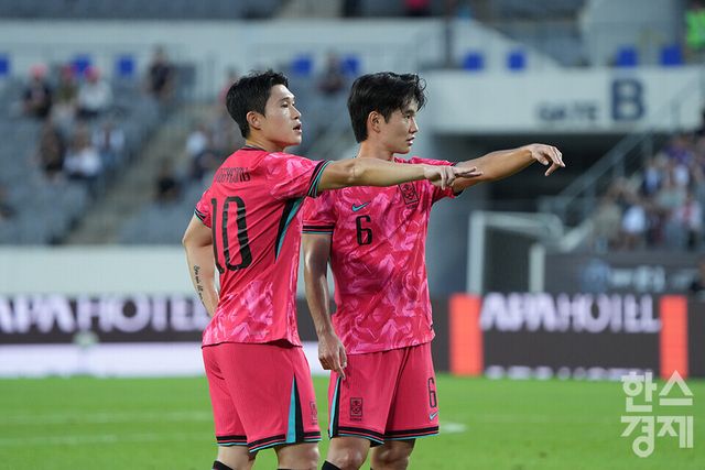 대한민국 이동경과 김진규가 15일 오후 경기도 용인미르스타디움에서 열린 2025 동아시아축구연맹(EAFF) E-1 풋볼 챔피언십 일본과의 경기서 프리킥을 준비하고 있다. /용인=최대성 기자 dpdaesung@sporbiz.co.kr 2025.07.15.