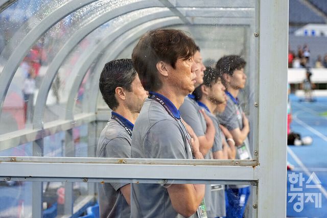 홍명보 대한민국 남자 축구대표팀 감독이 15일 오후 경기도 용인미르스타디움에서 열린 2025 동아시아축구연맹(EAFF) E-1 풋볼 챔피언십 일본과의 경기서 애국가를 부르고 있다. /용인=최대성 기자 dpdaesung@sporbiz.co.kr 2025.07.15.