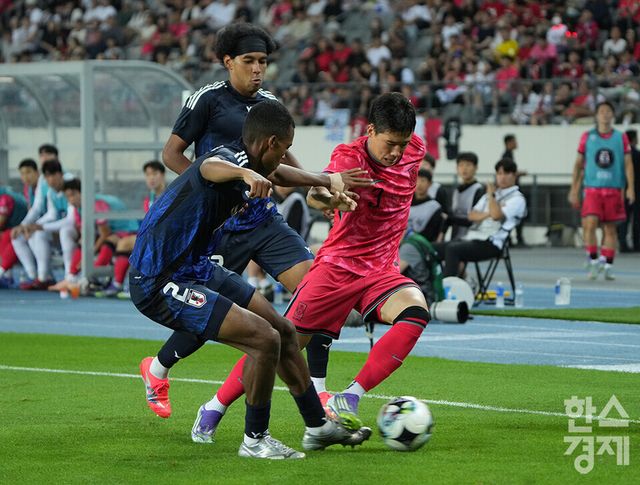 대한민국 이태석이 15일 오후 경기도 용인미르스타디움에서 열린 2025 동아시아축구연맹(EAFF) E-1 풋볼 챔피언십 일본과의 경기서 드리블 하고 있다. /용인=최대성 기자 dpdaesung@sporbiz.co.kr 2025.07.15.