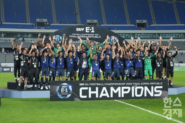 일본 축구 대표팀 선수들이 15일 오후 경기도 용인미르스타디움에서 열린 2025 동아시아축구연맹(EAFF) E-1 풋볼 챔피언십서 우승한 후 트로피를 들고 기뻐하고 있다. /용인=최대성 기자