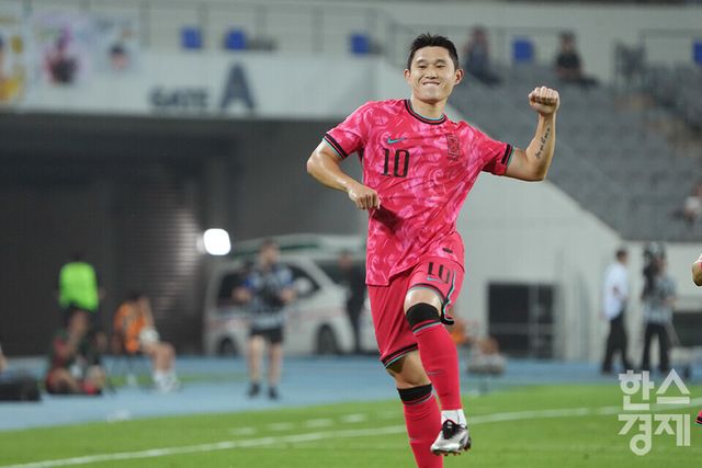 한국 축구 대표팀 미드필더 이동경이 7일 오후 경기도 용인미르스타디움에서 열린 2025 동아시아축구연맹(EAFF) E-1 풋볼 챔피언십 중국과의 개막 경기서 선제골을 넣은 후 세리머니를 하고 있다. /용인=최대성 기자&nbsp;
