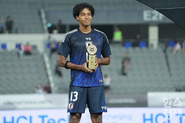 저메인 일본 남자 축구대표팀 선수가 15일 오후 경기도 용인미르스타디움에서 열린 2025 동아시아축구연맹(EAFF) E-1 풋볼 챔피언십서 대회 MVP를 수상한 후 트로피를 들고 기뻐하고 있다. /용인=최대성 기자 dpdaesung@sporbiz.co.kr 2025.07.15.