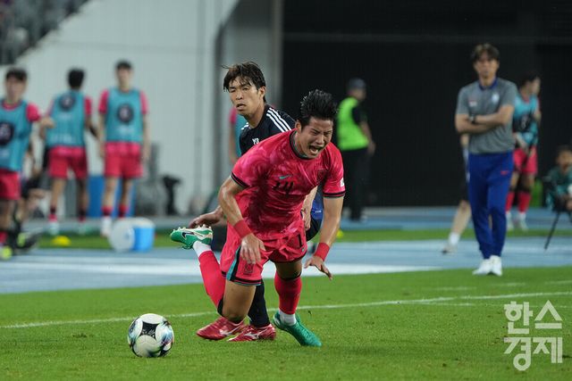 대한민국 박승욱이 15일 오후 경기도 용인미르스타디움에서 열린 2025 동아시아축구연맹(EAFF) E-1 풋볼 챔피언십 일본과 경기서 태클에 넘어지고 있다. /용인=최대성 기자 dpdaesung@sporbiz.co.kr 2025.07.15.