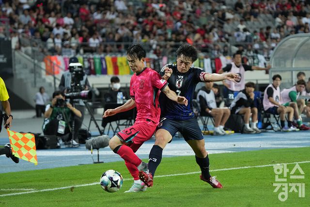 한국 축구 대표팀 수비수 김문환이 15일 오후 경기도 용인미르스타디움에서 열린 2025 동아시아축구연맹(EAFF) E-1 풋볼 챔피언십 일본과 경기서 볼경합을 벌이고 있다. /용인=최대성 기자&nbsp;