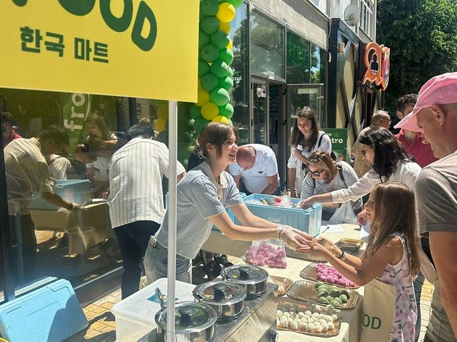 파우치 음료를 시식하고 매장을 둘러보는 유럽 현지 소비자들. /사진=aT