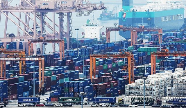 한국은행이 16일 발표한 '2025년 6월 수출입물가지수 및 무역지수(잠정)'에 따르면&nbsp;수입물가지수가 환율 하락 영향에 5개월째 내림세를 보였다. 수출물가지수도 3개월 연속 하락했다. /연합뉴스