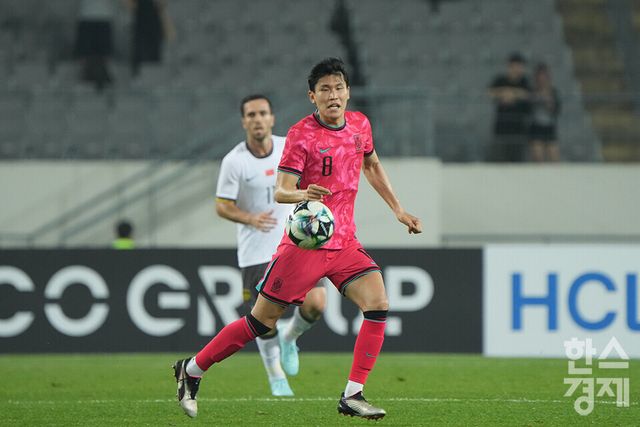 한국 축구 대표팀 미드필더 김봉수가 7일 오후 경기도 용인미르스타디움에서 열린 2025 동아시아축구연맹(EAFF) E-1 풋볼 챔피언십 중국과의 개막 경기서 데뷔전을 치르고 있다. /용인=최대성 기자 dpdaesung@sporbiz.co.kr 2025.07.07.